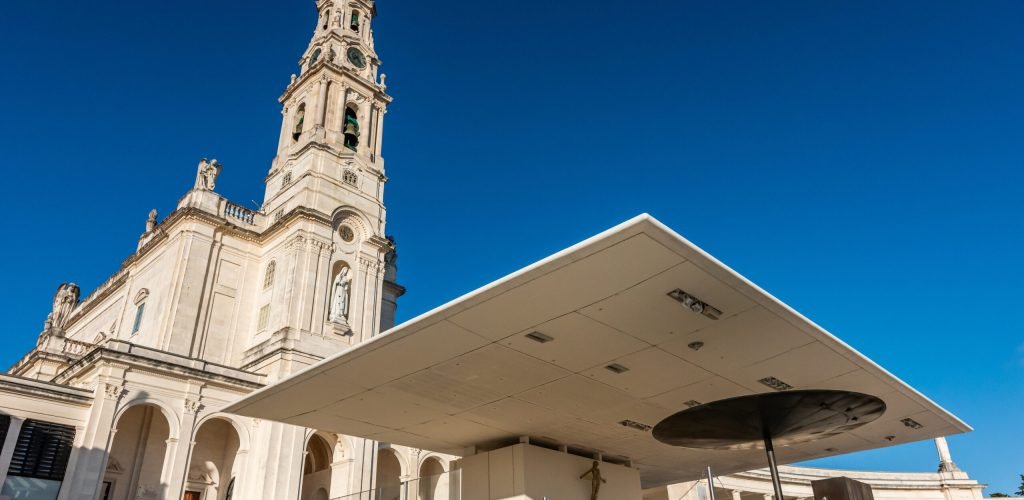 foto-de-baixo-angulo-do-santuario-de-nossa-senhora-de-fatima-portugal-sob-um-ceu-azul